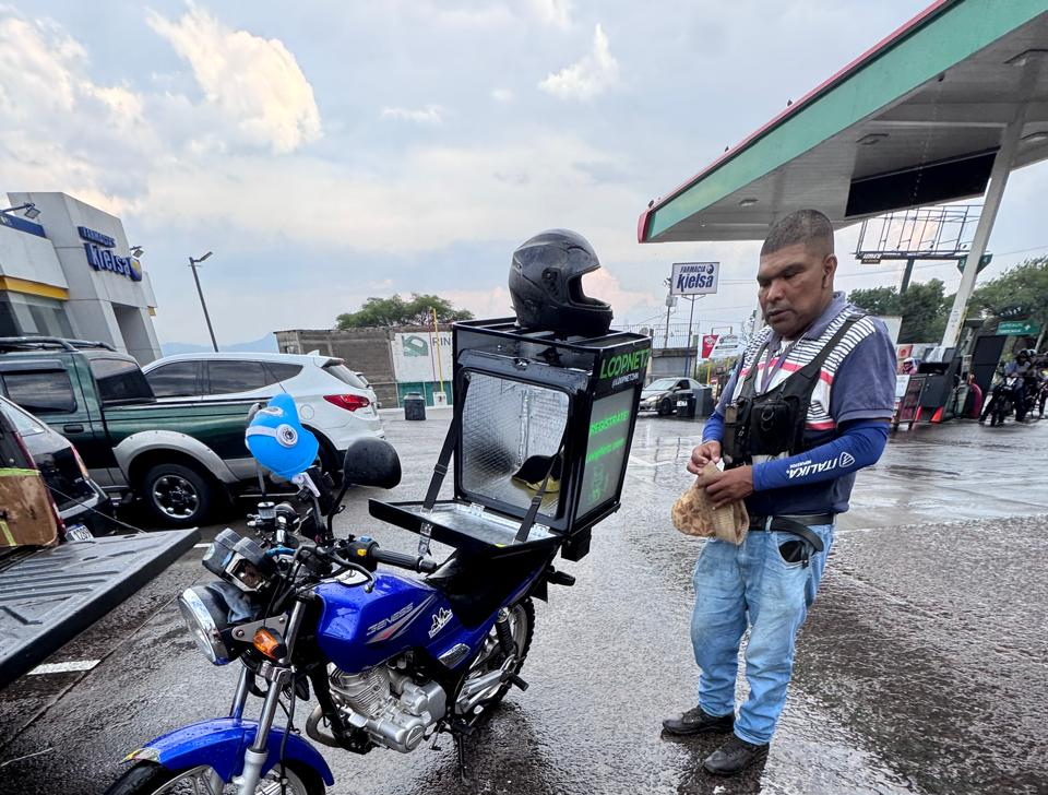 Socios Pilotos LoopNetz: gana dinero extra mientras tu moto proyecta publicidad digital. Socio piloto de LoopNetz con moto equipada con pantalla LED durante una jornada de trabajo en Tegucigalpa.