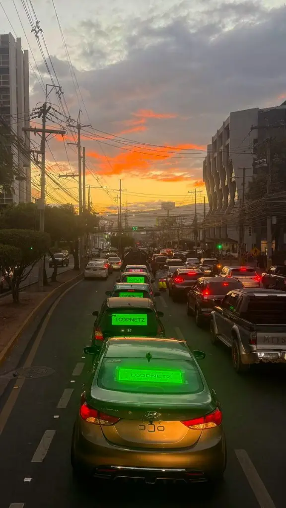 Carros en trafico.webp